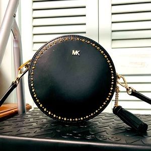 Michael kors started Crossbody bag.